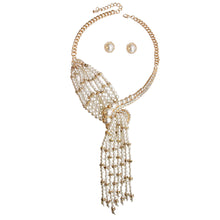 Load image into Gallery viewer, Asymmetric Cream Pearl Gold Necklace
