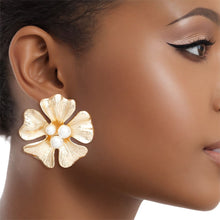 Load image into Gallery viewer, Studs Graceful Gold and Pearl Flower Earrings
