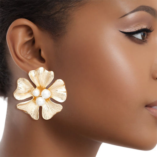 Studs Graceful Gold and Pearl Flower Earrings