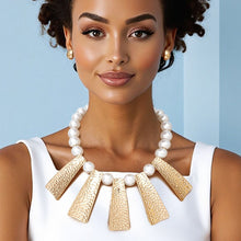 Load image into Gallery viewer, Bib Cream Pearl Gold Hammered Plate Necklace
