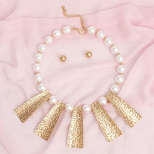 Load image into Gallery viewer, Bib Cream Pearl Gold Hammered Plate Necklace
