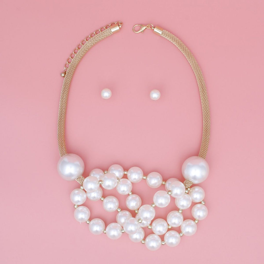 Bib Modern-Meets-Classic Cream Pearl Necklace