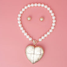 Load image into Gallery viewer, Toggle Gold Patchwork Heart Chunky Pearl Necklace
